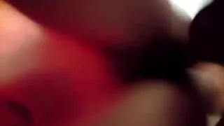 豐滿的蕩婦在她丈夫的色情兄弟的靈魂中給自己