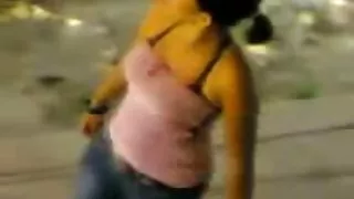 苗條的金發女郎性感扭曲了相機色情