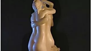 年輕夫婦在桌子色情上美妙地操