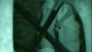 年輕的體操運動員坐在一個劃定的色情頭上