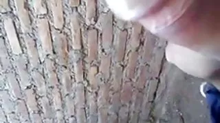 年輕漂亮的紅發女郎顯示她的胸部和陰部色情