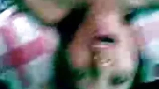 性交喝醉的俄羅斯姑娘在她的陰部色情