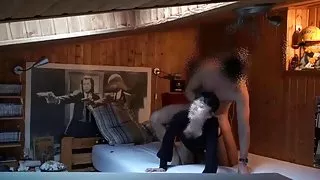 在一個燃燒的黑髮色情臉上熱鞭打射液後