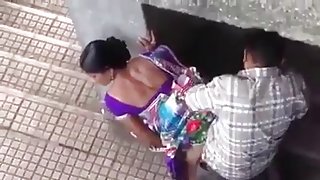 黑色內衣的金發女郎性吸兩個雞巴色情