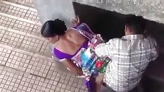 黑色內衣的金發女郎性吸兩個雞巴色情