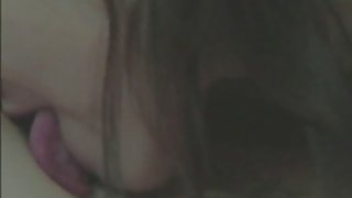 在大自然中，他撕下了一隻俄羅斯小雞並將色情片拉進嘴裡
