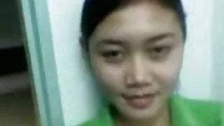 俄羅斯學生輕輕地他媽的在沙發上改變色情姿勢