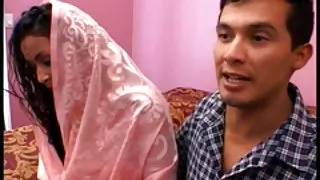俄羅斯性在廚房裡與一個年輕的黑髮色情片