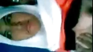 厚臉皮的蕩婦滿足了對色情樹附近森林的需求