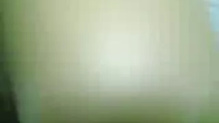 這個男孩在熱情好客的陰部色情中亂搞奶奶