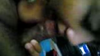 這位女士第一次嘗試一個成員用她的陰戶品嚐和顏色。色情