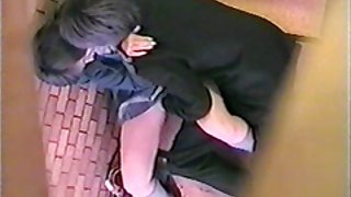 兩個熱辣的女同性戀者在泳池色情中互相愛撫