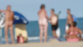 在她的陰部亂搞她的小雞，並將她的色情片放在她的嘴唇上。