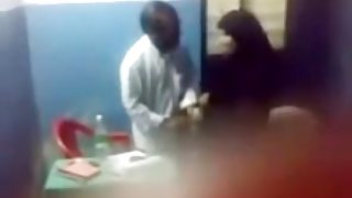 在她的陰部色情片上降低精子後，在廚房里幹了他的無煩女友