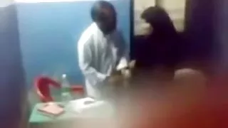 在她的陰部色情片上降低精子後，在廚房里幹了他的無煩女友