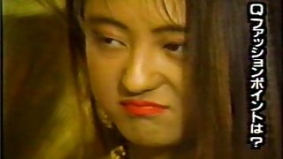 漂亮的媽媽和女兒分享了兩個色情片的男人
