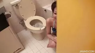 俄羅斯婊子在色情洞中駕駛她的假陽具和手指