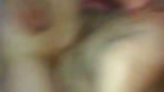 這傢伙看起來像他的女朋友亂搞另一個色情片