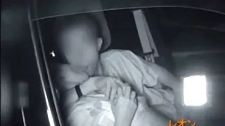 布魯內特在孔色情片中享受一個大雞巴