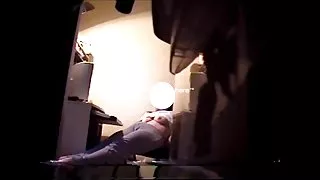 這些傢伙帶走了女孩，並通過安排團體色情操他們