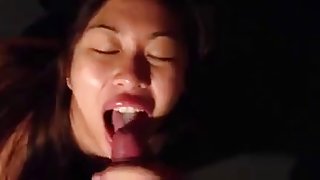 當媽媽在洗澡色情時，繼女亂搞繼父
