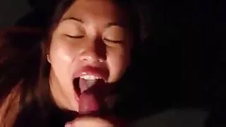 當媽媽在洗澡色情時，繼女亂搞繼父