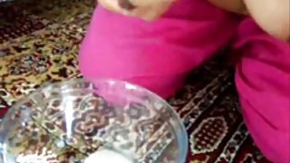 放蕩的妹妹給了她哥哥一個陰部色情片