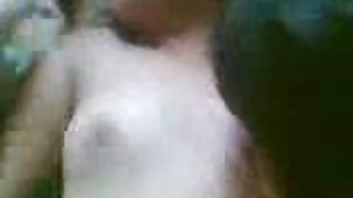 與她的朋友色情片在車上做了一個多汁的口交