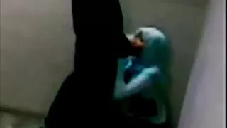 坐在一個巨大的黑色螺栓剃光貓色情